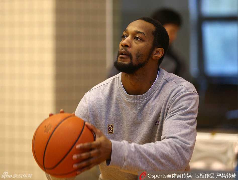 八冠王朝的寂静备战:广东男篮青春风暴与老将余晖 年轻前锋高尚持球突破,眼神坚决,渴望在季后赛证明自己,成为球队的奇兵