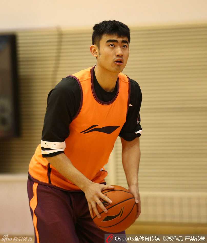 八冠王朝的寂静备战:广东男篮青春风暴与老将余晖 老将朱芳雨在训练中出手稳健,作为球队的历史得分王,他的经验是球队宝贵的财富