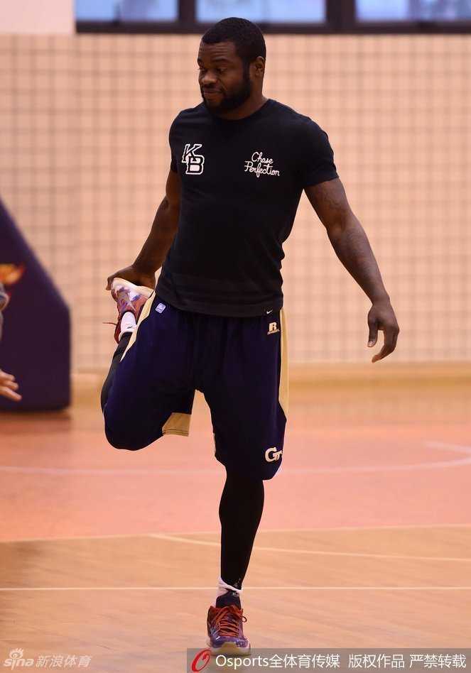 八冠王秣马厉兵,镜头下的华南虎冬训备战纪实 训练场上,助理教练戈尔正对着外援拜纳姆面授机宜,后者一边运球一边频频点头,眼神中透露出对比赛的理解与渴望。