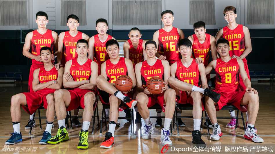 八国赛烽火忆国奥:青春集结号与篮下的团结赞歌 队员们的霸气写真透露出舍我其谁的锐气,坚定的眼神和紧绷的肌肉线条,仿佛在向对手宣告国奥内线群的强大威慑力。