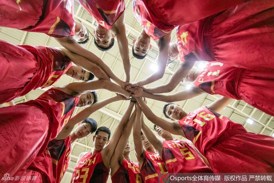 八国赛烽火忆国奥:青春集结号与篮下的团结赞歌 锋线组蓄势待发,矫健的身姿如同拉满的弓弦,李京龙与原帅等人随时准备在外线给予对手致命一击,展现射手本色。