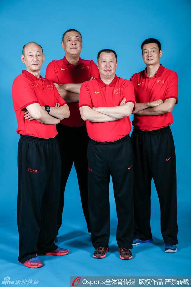 八国赛烽火忆国奥:青春集结号与篮下的团结赞歌 内线组擎天而立,胡金秋、陶汉林、沈梓捷等悍将构建起禁区的铜墙铁壁,他们肌肉的碰撞声是国奥队最强硬的心脏跳动。