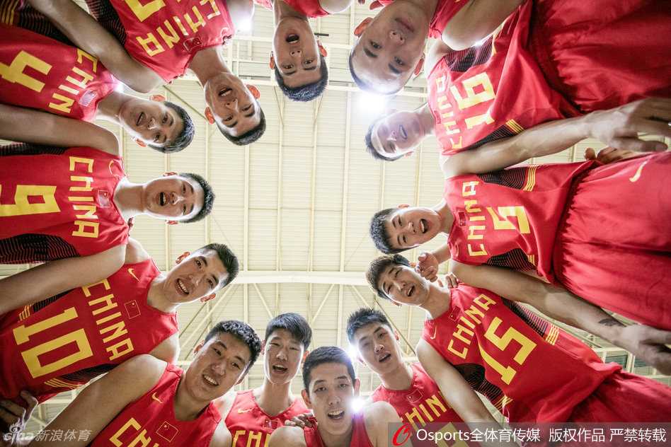 八国赛烽火忆国奥:青春集结号与篮下的团结赞歌 后卫线的指挥官们运球推进,方硕与刘晓宇神情专注,他们是球队的大脑,灵动的步伐将穿破对手的防线,为队友创造得分良机。