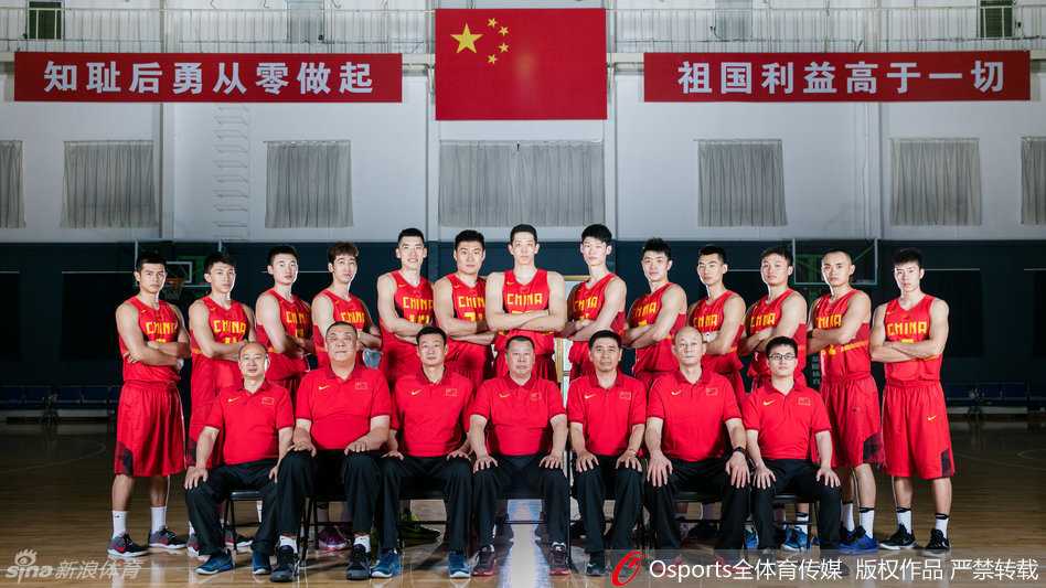 八国赛烽火忆国奥:青春集结号与篮下的团结赞歌 国奥男篮全体将士在八国赛前留下全家福,年轻的脸庞上写满坚定与团结,身后鲜艳的五星红旗预示着他们为国征战的决心。