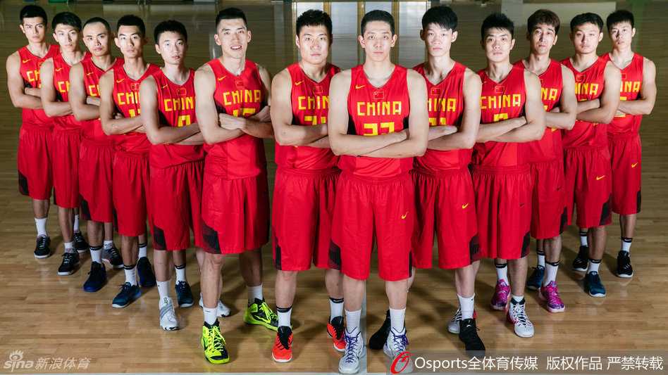 八国赛烽火忆国奥:青春集结号与篮下的团结赞歌 主教练在战术板上精心布置,沉稳的教练组是这支青年军的定海神针,他们的运筹帷幄引领着球队在八国赛的惊涛骇浪中前行。