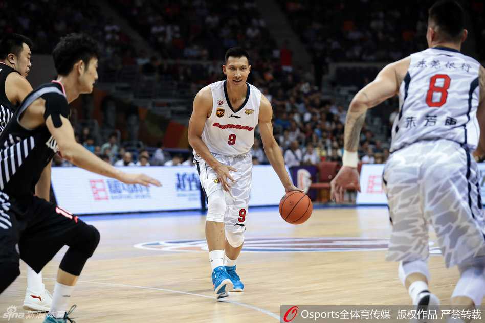 内线争锋,华南虎憾失总决赛门票 斯隆如闪电般突破防线,面对补防高高跃起,在身体失去平衡前轻柔地将球送向篮筐。