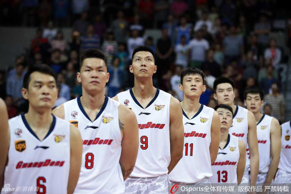 内线争锋,华南虎憾失总决赛门票 布泽尔凭借灵活的脚步,在对抗中觅得良机,冷静地完成一次上篮,展现出丰富的进攻技巧。