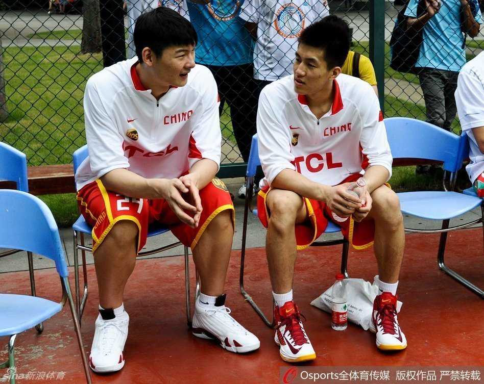 内线脊梁的加冕礼:从福州少年到中国男篮新核王哲林的奋斗之路 在激烈的对抗中,王哲林力压防守球员,高高跃起,完成一记势大力沉的单手劈扣,点燃了全场球迷的热情。