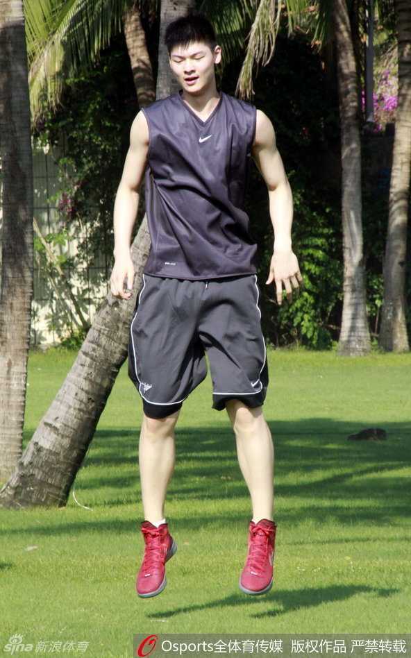 内线脊梁的加冕礼:从福州少年到中国男篮新核王哲林的奋斗之路 王哲林在比赛中全神贯注地卡位抢篮板,凭借出色的身高优势和卡位技巧,将篮板球稳稳收入囊中。