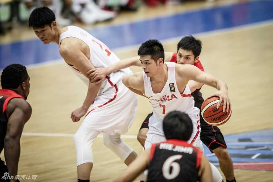 内线长城力克日本,国奥男篮亚洲挑战赛夺第五 方硕如灵蛇般穿破日本队防线,高速突破中眼神坚定,直杀篮下挑战内线巨塔。