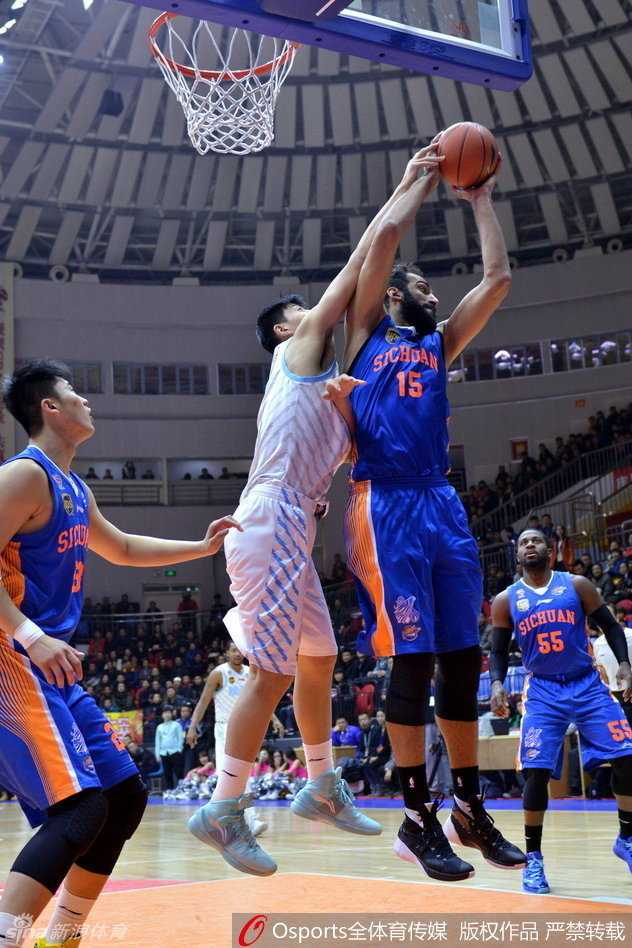 内线霸主与尖刀对攻:回顾CBA那些年的经典宿敌对决 新疆队外援布拉切与周琦在场上进行眼神交流,布拉切伸手示意跑位,周琦心领神会准备内切,两人正通过无声的沟通拆解对手防线。