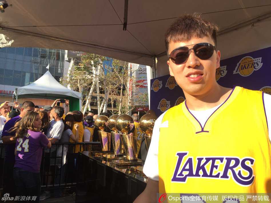 看台上的曾令旭终于按捺不住，对着镜头做出一个霸气的挥手姿势，身后的斯台普斯座无虚席，他的脸上写满了骄傲与兴奋，仿佛在向世界宣告：这一刻，我在现场！