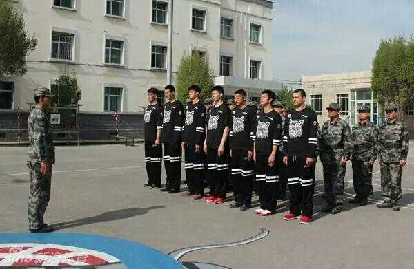 军营淬炼飞虎魂 新疆男篮军训场上的别样锋芒 球员王子瑞也出现在水池边,他低着头痛快地刷着碗筷,水花溅湿了衣角也毫不在意。这一幕生动地记录下年轻球员在军营中放下明星光环,通过点滴小事磨炼心性的宝贵瞬间。