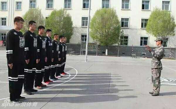 军营淬炼飞虎魂 新疆男篮军训场上的别样锋芒 训练场上画风突变,苏伟、俞长栋、王子瑞等球员手持模型枪,两两一组进行战术配合演练。他们眼神犀利,动作有板有眼,在硝烟味十足的模拟战场上,瞬间完成了从篮球队员到“飞虎特种部队”的身份转换。