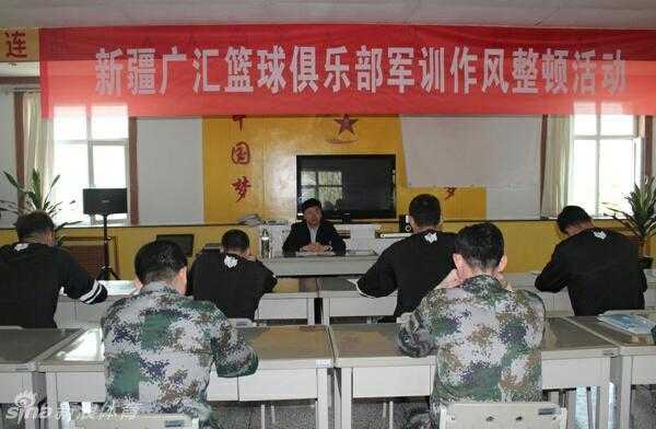 军营淬炼飞虎魂 新疆男篮军训场上的别样锋芒 食堂后厨里,主教练李秋平没有一丝架子,他卷起袖子,认真地用清洁布擦拭着手中的餐盘,脸上挂着平和的笑容。这位在赛场上运筹帷幄的冠军教头,此刻正亲身践行着军营里人人平等的朴素作风。