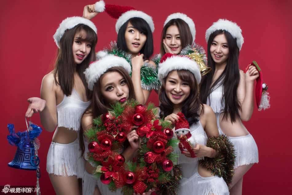 啦啦宝贝身着红白相间的短裙，在雪地里腾空跃起，马尾辫随着动感舞姿飞扬，笑容比冬日的阳光还要灿烂。