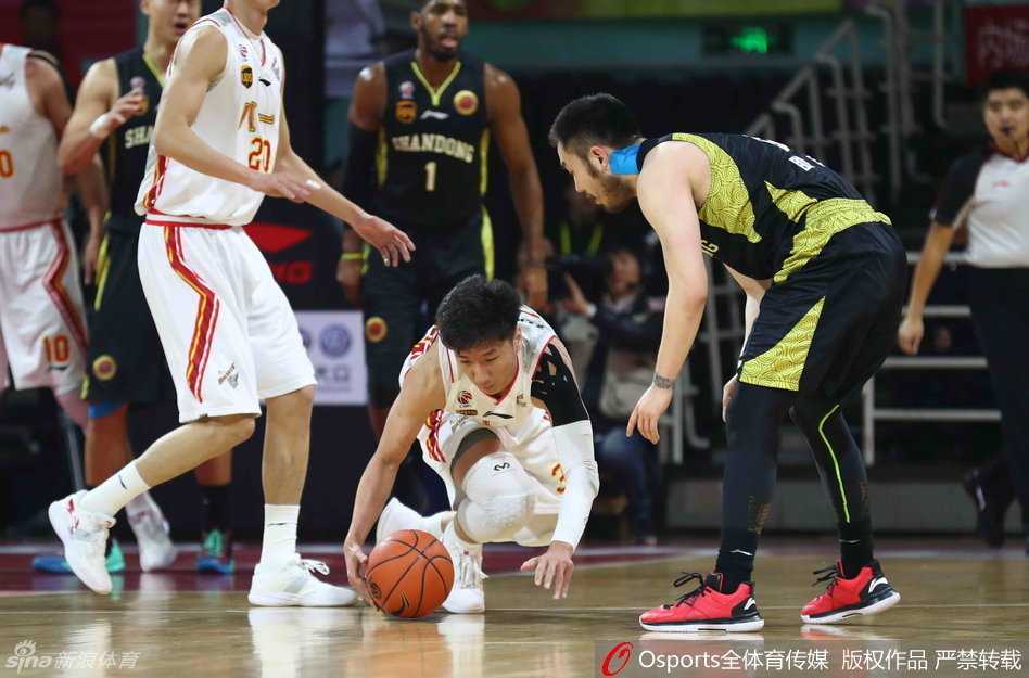 倒地瞬间人球合一，双方飞身救险引爆全场激情