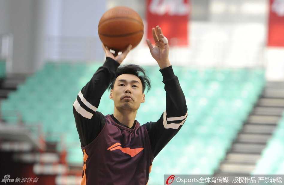 场边热身和拉伸成为了球员们交流感情的窗口，大家或坐或卧，一边放松紧绷的肌肉，一边聊着轻松的话题，身体的疲惫在这一刻随着笑声烟消云散。