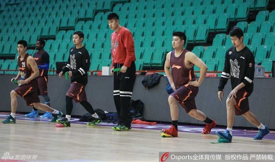 在轻松的氛围中，哈达迪也尝试了柔和的单手上篮练习，尽管只是赛前热身，但他每一个动作都做得一丝不苟，展现了职业球员的态度。