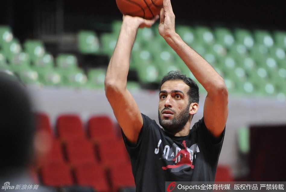 决战前的“耍宝”时刻:四川金强总决赛第三场备战纪实 哈里斯为了给紧张的决赛备战减压,在训练中搞怪上篮,他夸张的动作和脸上洋溢的笑容,让整个球馆的气氛都变得轻松起来。