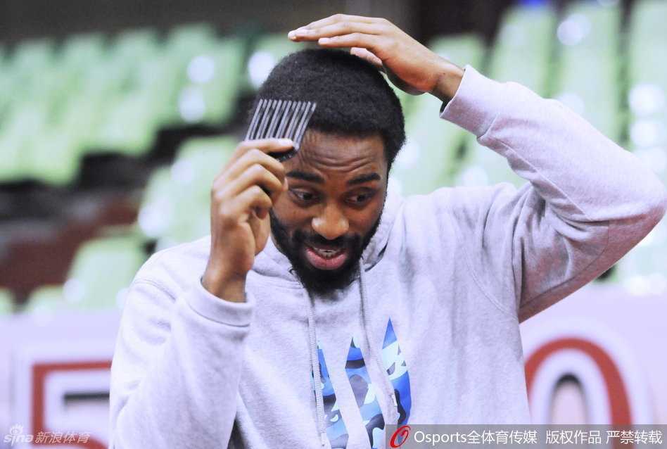 决战前的“耍宝”时刻:四川金强总决赛第三场备战纪实 外援哈里斯在训练间隙享受着队友的“梳头服务”,他半眯着眼,表情十分陶醉,这种独特的放松方式引得全场笑声不断。