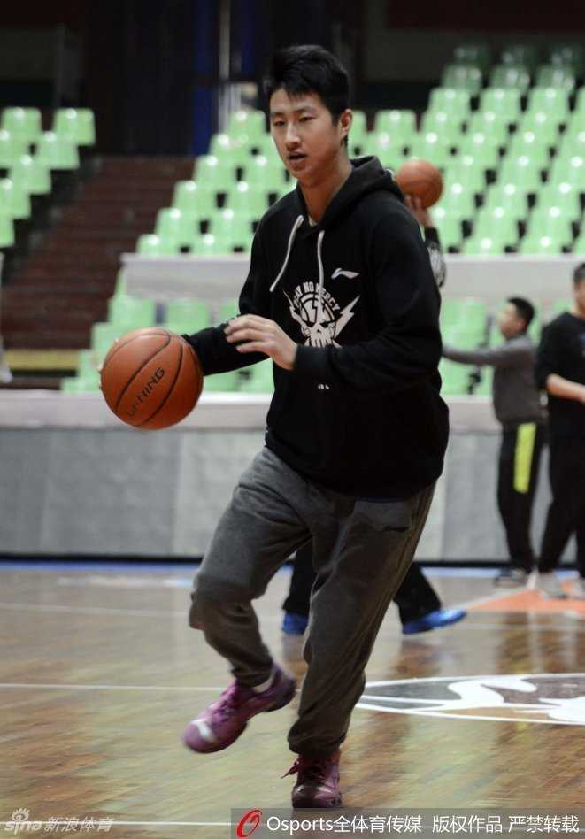 决战前的“耍宝”时刻:四川金强总决赛第三场备战纪实 主教练杨学增在场边认真观看球员的运球练习,他神情专注,虽然训练气氛轻松,但作为掌舵者,他对每一个细节都毫不放松。