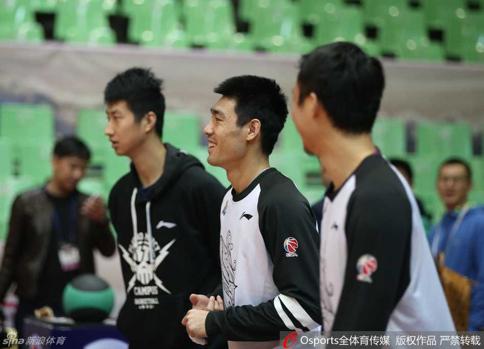 决战前的“耍宝”时刻:四川金强总决赛第三场备战纪实 身高臂长的哈达迪在运球练习中显得格外认真,虽然体型巨大,但他手上的控球动作却十分柔和,展现出细腻的篮球技术。