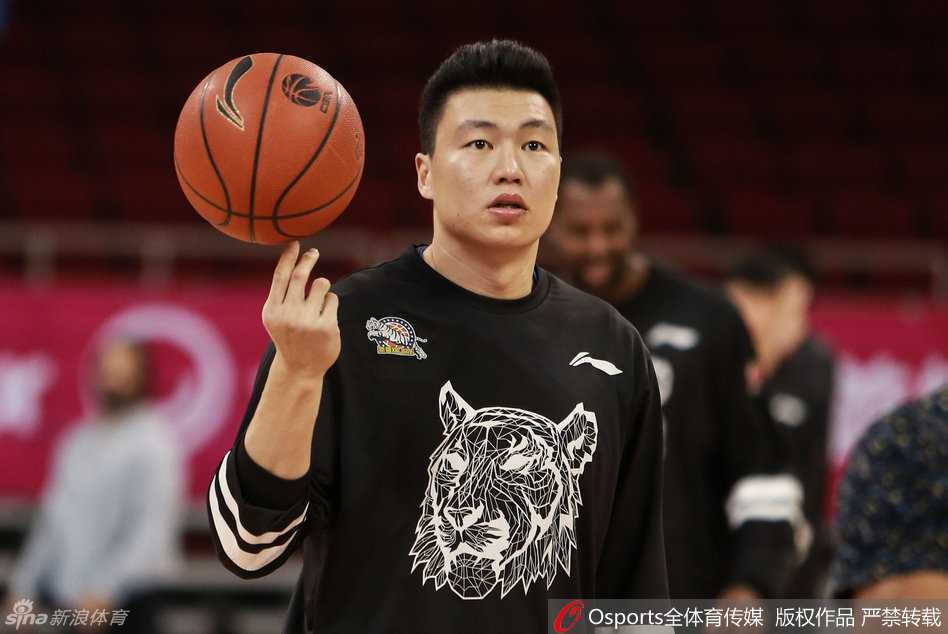 身披一号战袍的李根重返五棵松，这片场地对他而言既熟悉又充满敌意，赛前热身时他的眼神里满是专注与决绝，仿佛在用投篮与曾经的自己告别。