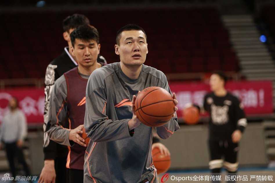 可兰白克在训练中面目紧绷，每一个折返跑都竭尽全力。这位以防守著称的斗士哪怕在训练场也会把自己练到缺氧晕倒，只为突破身体的极限。