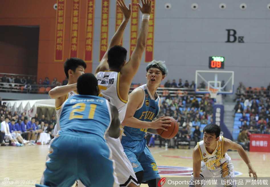 福建外援希克森在篮下遭遇广厦队员的强硬包夹，他咬紧牙关奋力对抗，身后的防守人让他显得颇为无奈，这次进攻机会稍纵即逝。