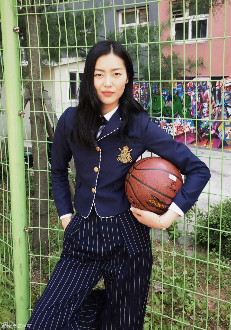 刘串疯上线:超模刘雯的篮球情缘与那些年石榴夫妇的甜蜜暴击 在韩国综艺节目录制现场,刘雯换上运动装束,双手举着篮球准备投篮,全神贯注的表情中带着一丝不服输的倔强