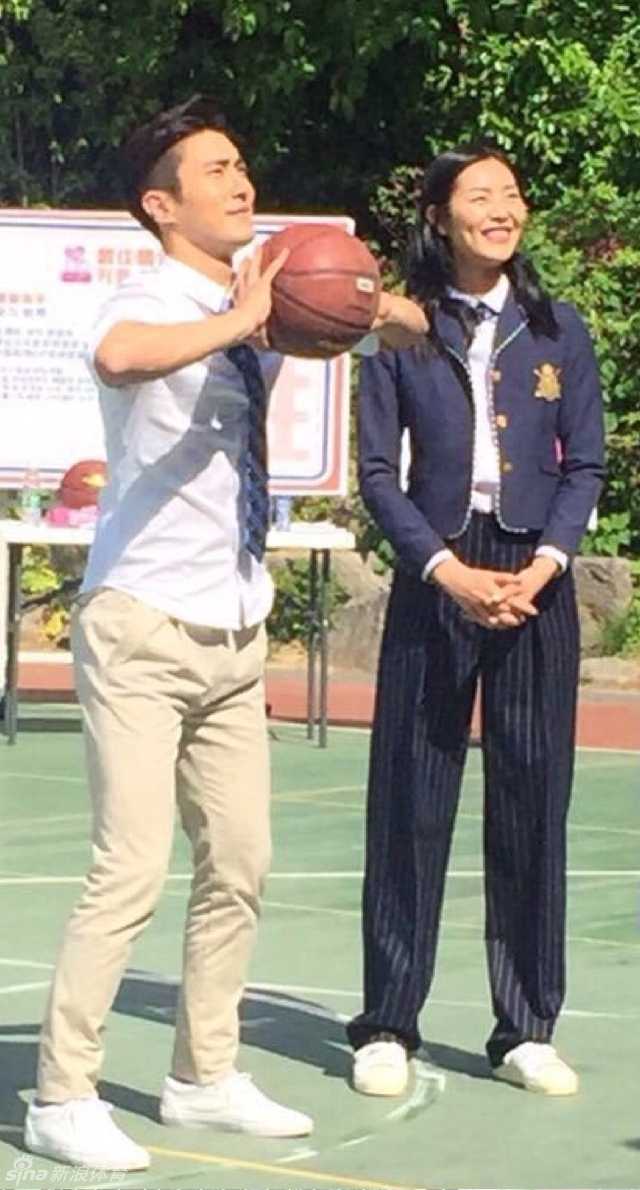 刘串疯上线:超模刘雯的篮球情缘与那些年石榴夫妇的甜蜜暴击 刘雯坐在球场边的凳子上休息,手里转着篮球,侧脸带着恬静的笑意,似乎还沉浸在刚才运动的愉悦之中