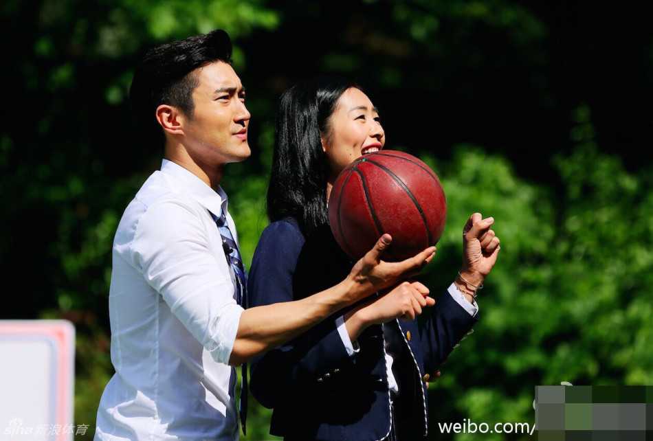 刘串疯上线:超模刘雯的篮球情缘与那些年石榴夫妇的甜蜜暴击 崔始源在篮下准备投篮,不远处的刘雯全神贯注地看着他的动作,脸上带着期待又俏皮的表情,仿佛在为他默默加油