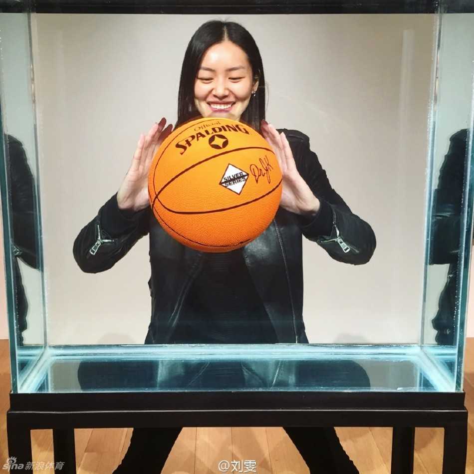 刘串疯上线:超模刘雯的篮球情缘与那些年石榴夫妇的甜蜜暴击 阳光洒在球场上,刘雯随意扎起长发,怀抱着篮球露出灿烂的笑容,眼神中透着对这项运动纯粹的喜爱