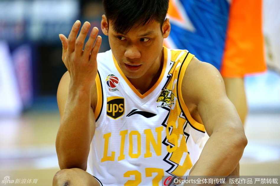 在激烈的对抗中，赵大鹏努力阻挡刘晓宇的前进路线，两人纠缠在一起，展现了比赛的高强度对抗。