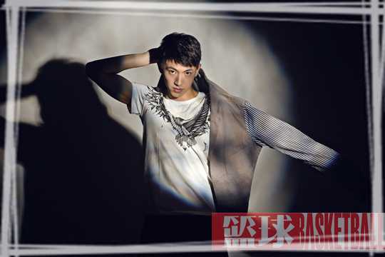 刘晓宇生日特辑:从长春少年到CBA常青树的篮球之路 刘晓宇在摄影棚内拍摄帅气写真,眼神坚毅深邃,完美展现了一名职业篮球运动员的硬朗与风采