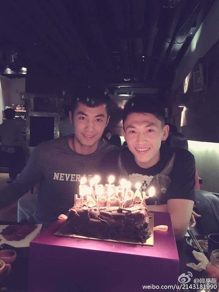 刘晓宇生日特辑:从长春少年到CBA常青树的篮球之路 刘晓宇与好友韩德龙在生日聚会上合影,兄弟情谊深厚,两人对着镜头做出搞怪表情