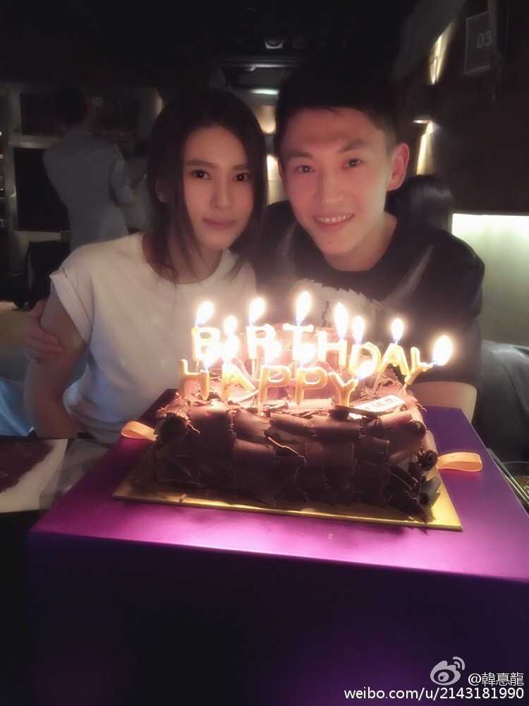 刘晓宇生日特辑:从长春少年到CBA常青树的篮球之路 刘晓宇与长发女友甜蜜依偎,两人面带微笑看向镜头,画面温馨幸福,展现了球场硬汉私下柔情的一面