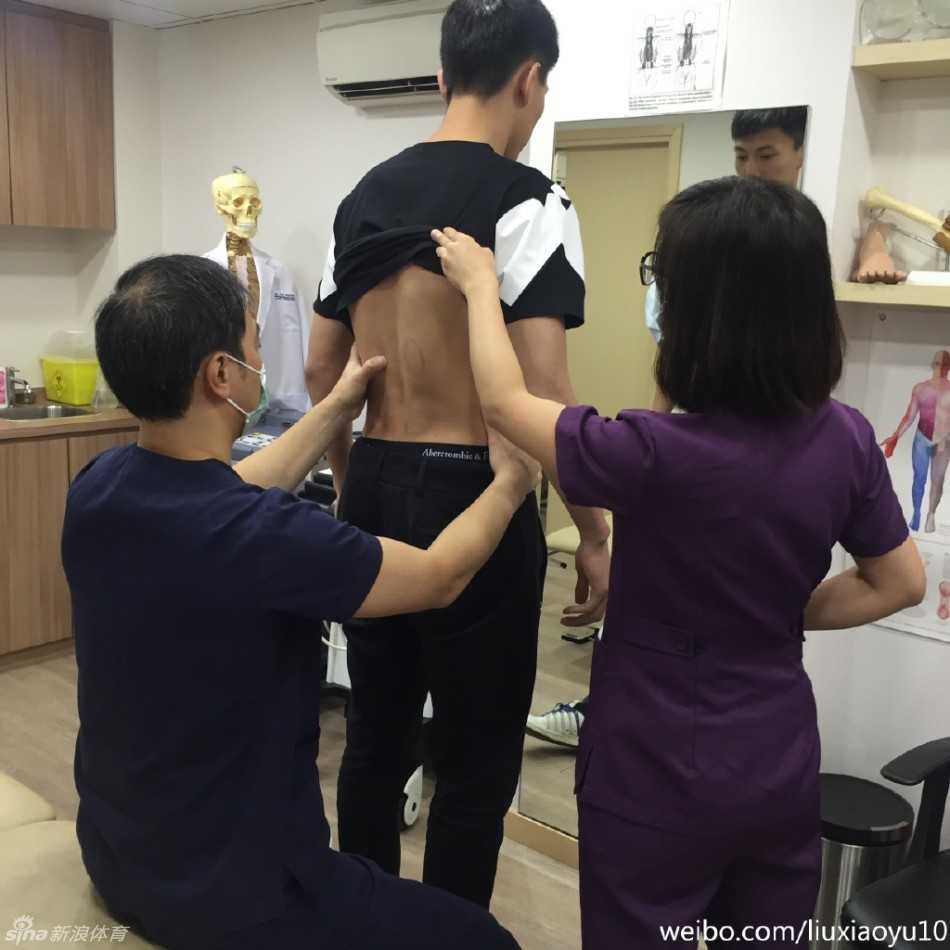 在北京的训练馆里，为了加强核心力量，刘晓宇想出妙招：他将身体悬空架在两张椅子之间，腹部稳稳地顶着一整箱矿泉水，这是属于他的特殊康复训练。