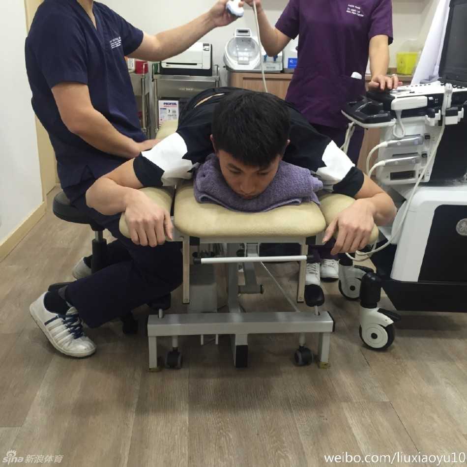 在整洁的康复诊室内，中国男篮后卫刘晓宇正放松地趴在治疗床上，接受专业医师的腰部诊疗，脸上写满了对康复的渴望。