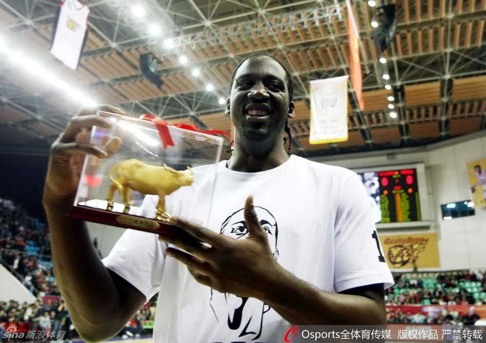 身经百战的“战神”刘玉栋在福建男篮因伤退役，他坚毅的眼神中透露出对赛场的无限眷恋，现场球迷打出横幅，感谢他为中国篮球做出的卓越贡献。