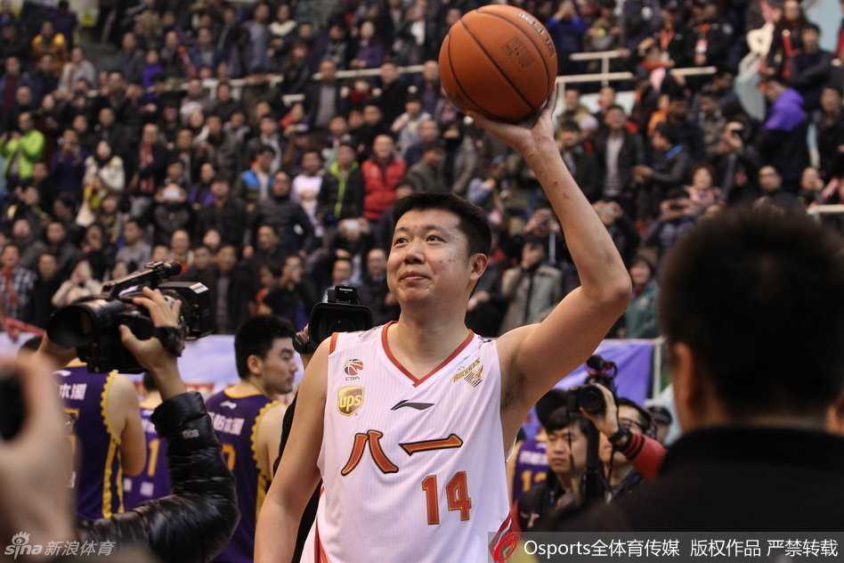 雨夜的宁波雅戈尔体育馆外，球迷们自发聚集在雨中，手持标语，目光殷切地目送王治郅所乘大巴缓缓驶离，空气中弥漫着不舍与敬意。