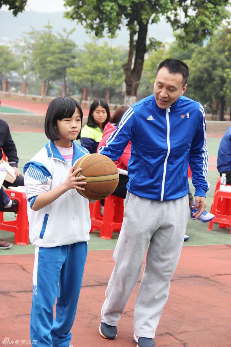前深圳主帅李群的篮球人生下半场:投身校园公益,从华师附小抓起 小队员正在做护球练习,表情专注,身体姿态有模有样