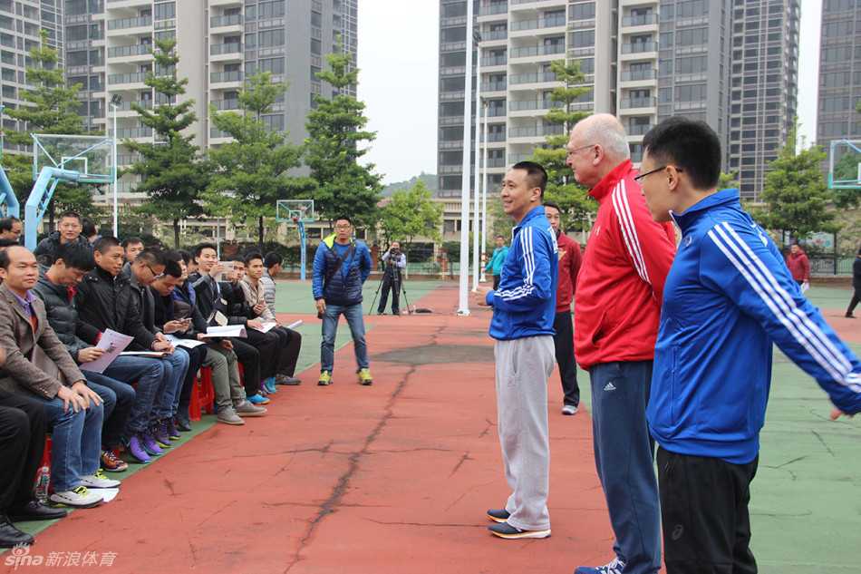 前深圳主帅李群的篮球人生下半场:投身校园公益,从华师附小抓起 前男篮国手李群站在孩子们中间,正在耐心讲话布置训练任务,孩子们仰着头认真聆听