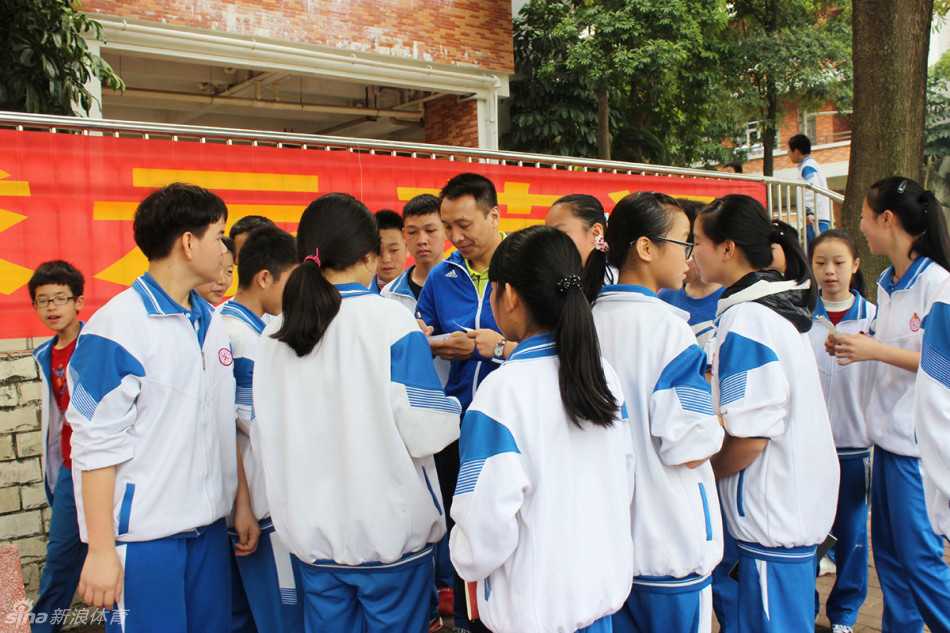 前深圳主帅李群的篮球人生下半场:投身校园公益,从华师附小抓起 李群站在场边认真观看队员训练,脸上带着欣慰的笑容