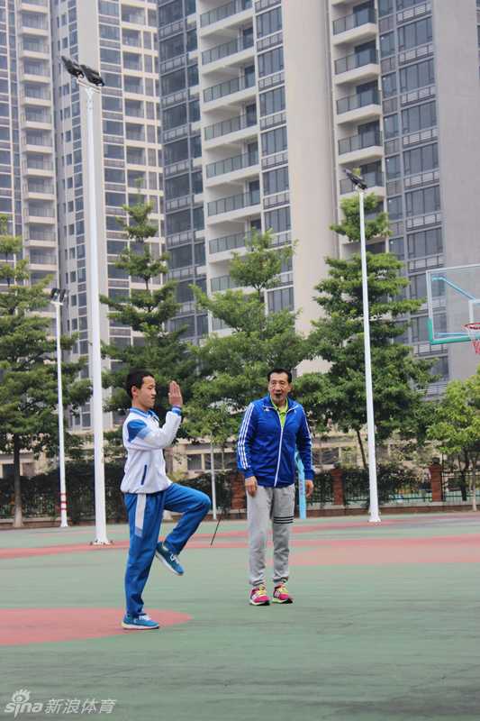 前深圳主帅李群的篮球人生下半场:投身校园公益,从华师附小抓起 李群在篮球场上接受记者采访,神情坚定地讲述公益培训的意义