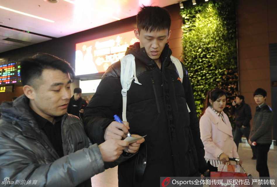 新援卡特背着行囊低调抵达，他的眼神中充满了好奇与坚定，作为救火队员，他需要尽快融入球队，在半决赛的舞台上证明自己的价值。