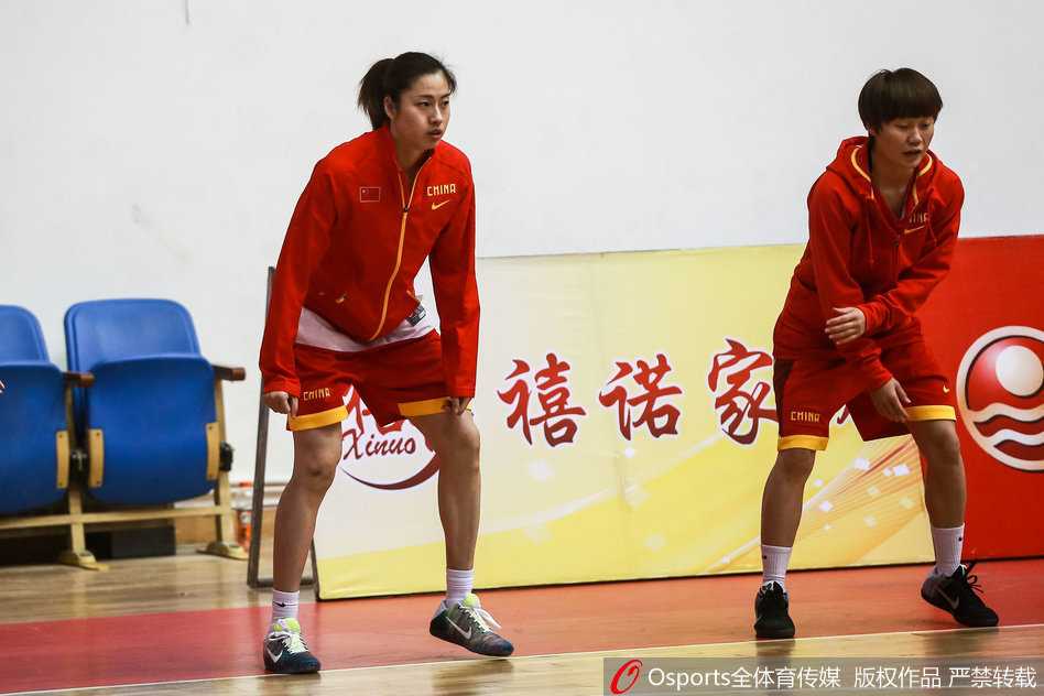 剑指里约,玫瑰再绽放 主教练汤姆·马赫神情专注地为围成一圈的队员们讲解战术,他有力的手势仿佛正在为姑娘们勾勒出通往里约的路线图。