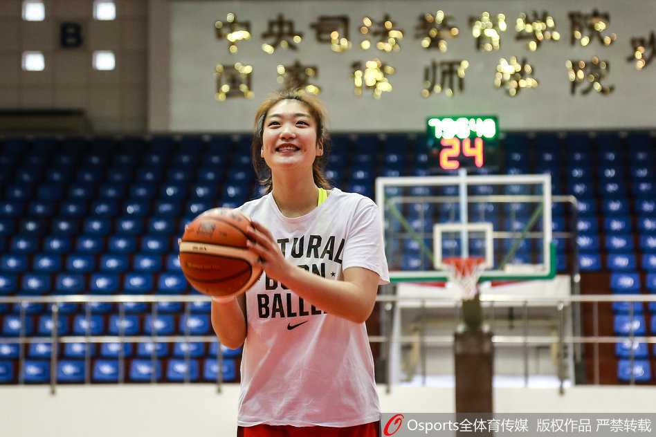 剑指里约,玫瑰再绽放 孙梦然和露雯在对抗训练中卡位要球,两人肌肉紧绷,展现出内线球员特有的力量与韧性。