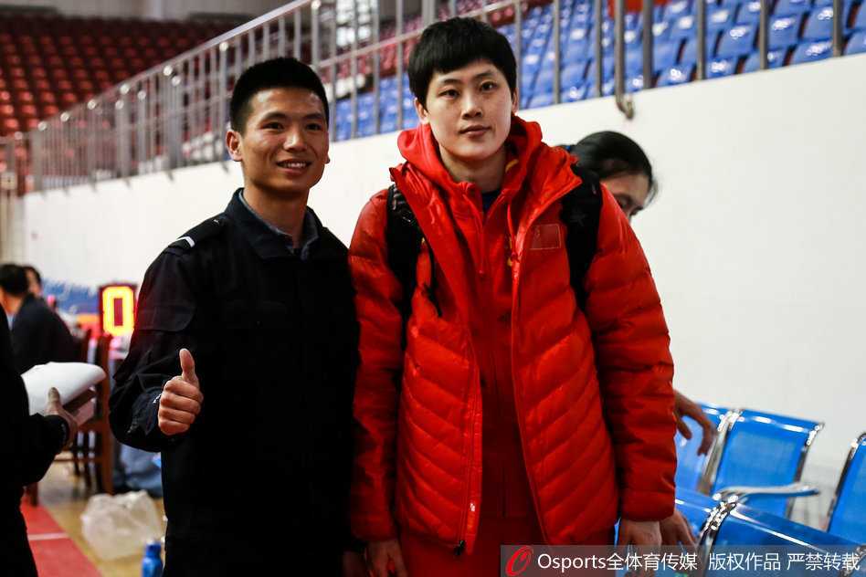 剑指里约,玫瑰再绽放 助理教练正在为陈晓佳进行一对一的防守补位指导,汗水顺着陈晓佳的脸颊滑落,眼神中满是专注。